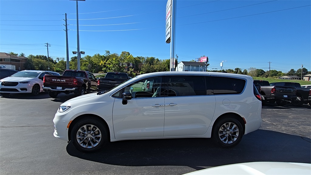 2026 Chrysler Pacifica photo 4