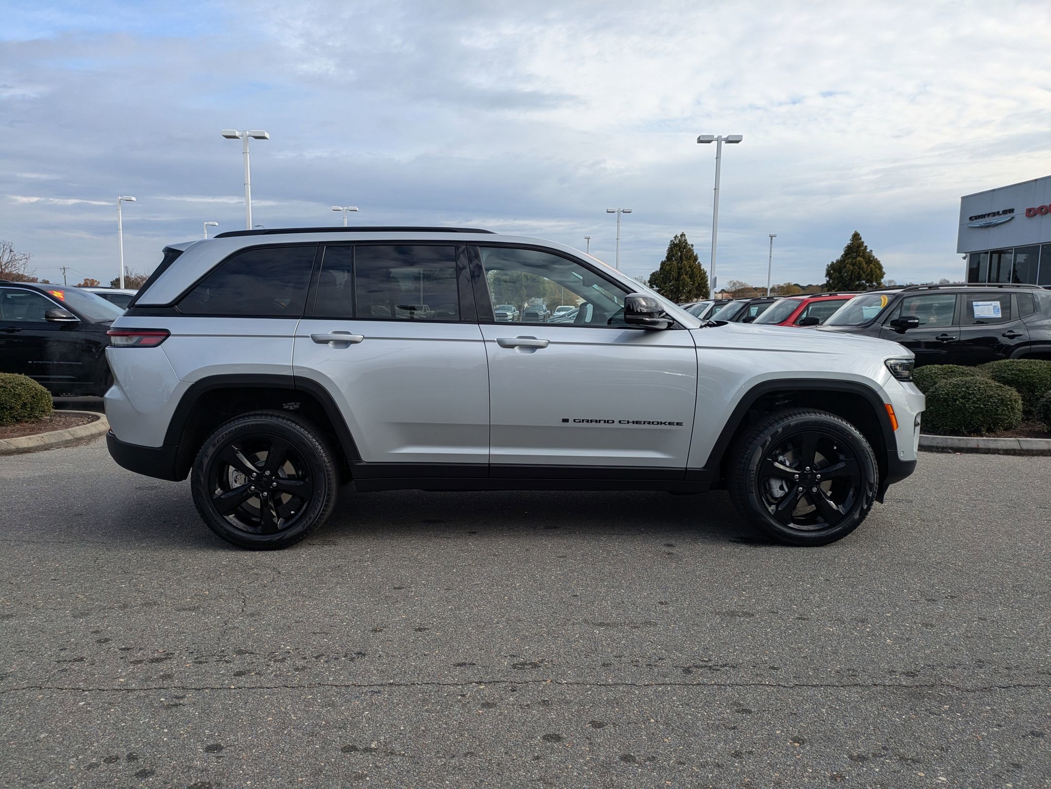 2025 Jeep Grand Cherokee Limited photo 4