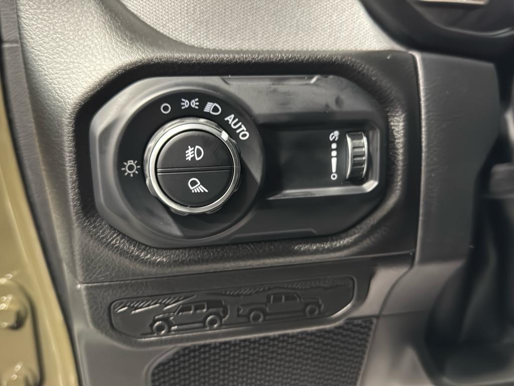 2025 Jeep Gladiator Willys photo 18