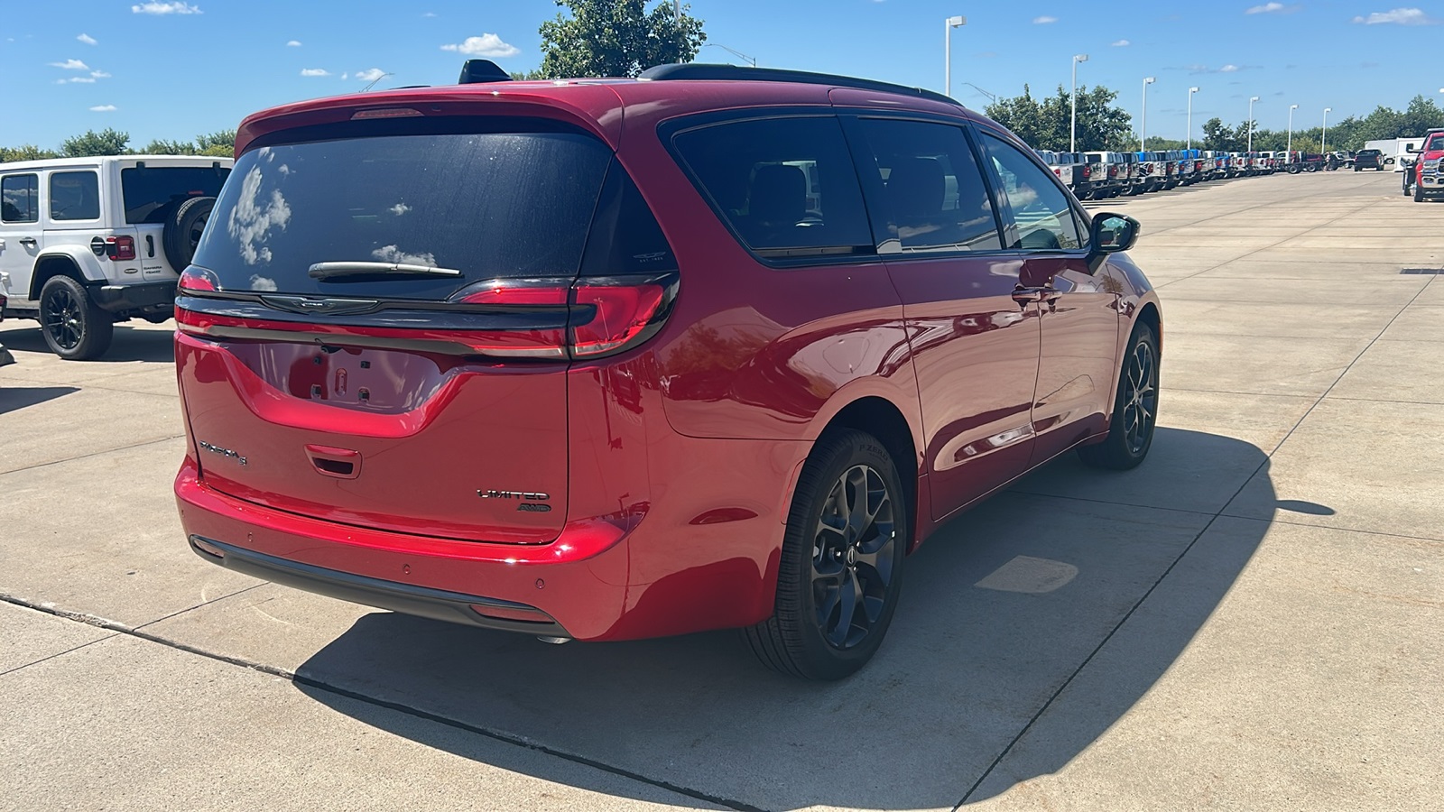2026 Chrysler Pacifica Limited photo 3