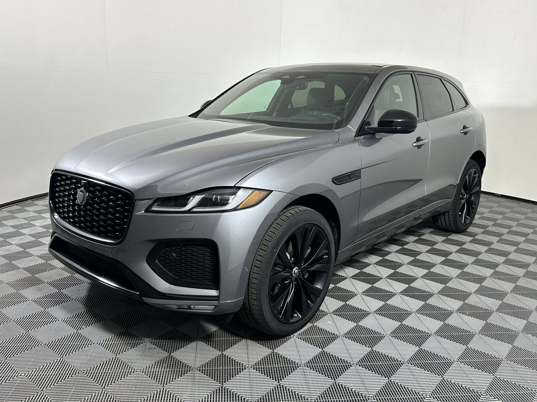 2026 Jaguar F-Pace R-Dynamic S's photo