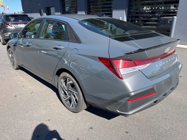 2025 Hyundai Elantra SEL Sport photo 3