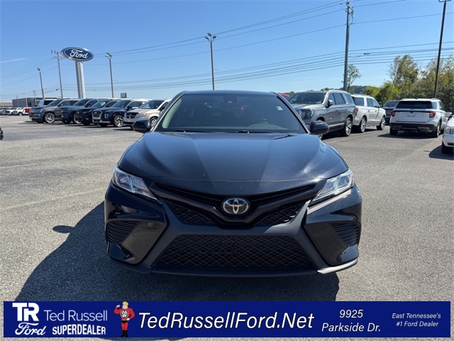 2020 Toyota Camry SE photo 2