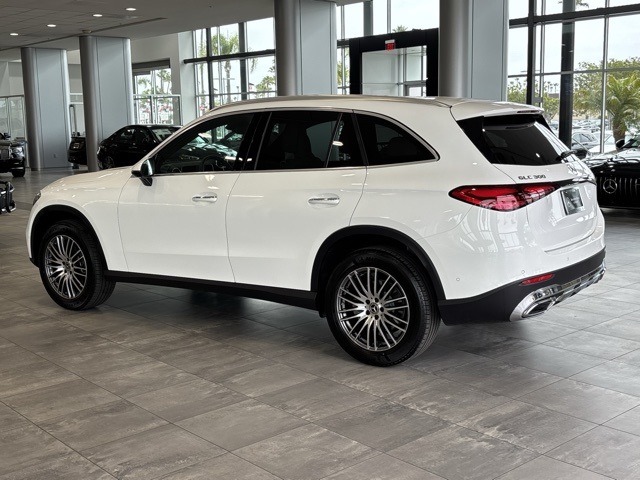 2025 Mercedes Benz GLC 300 4MATIC photo 4