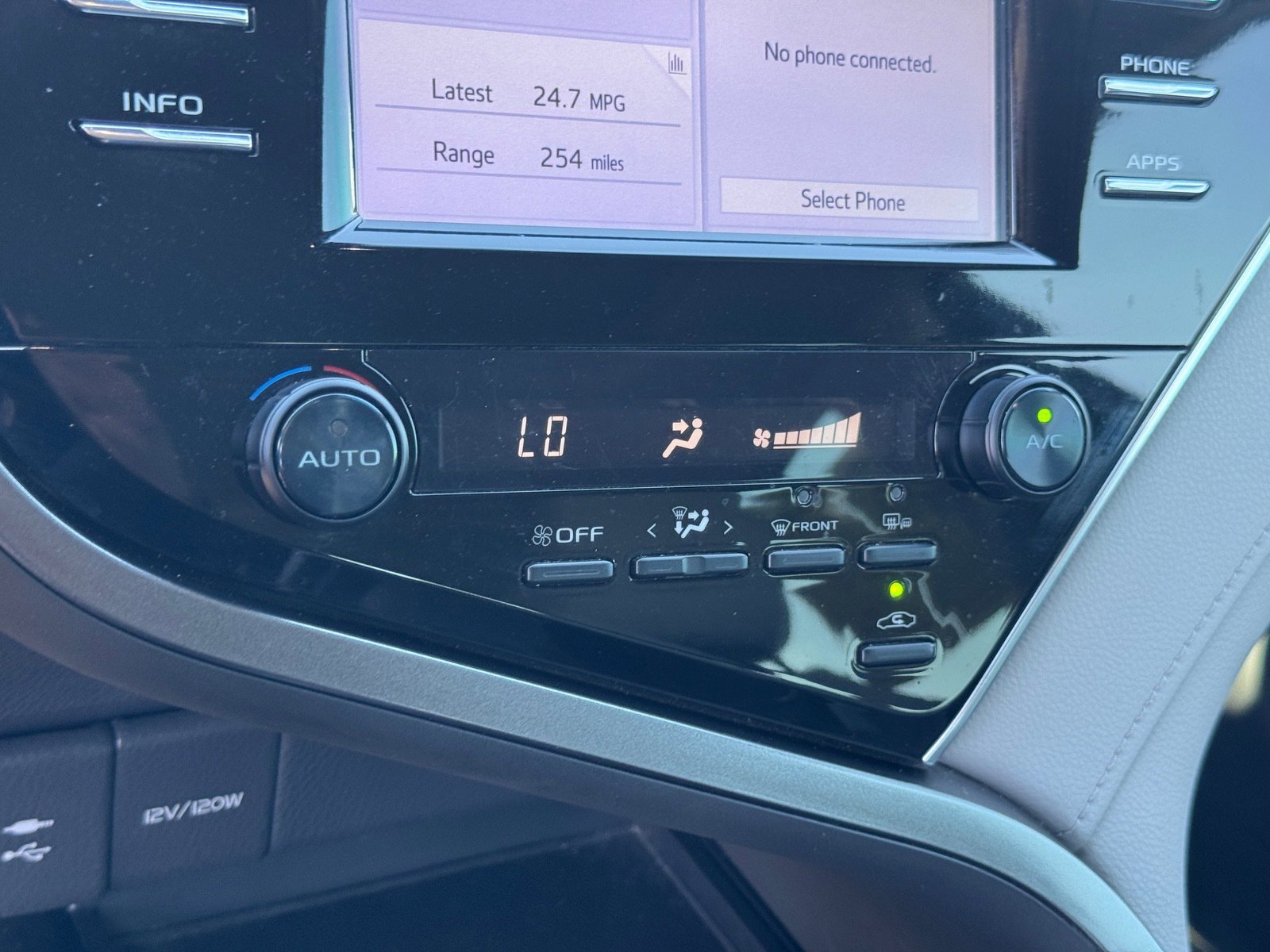 2018 Toyota Camry LE photo 24