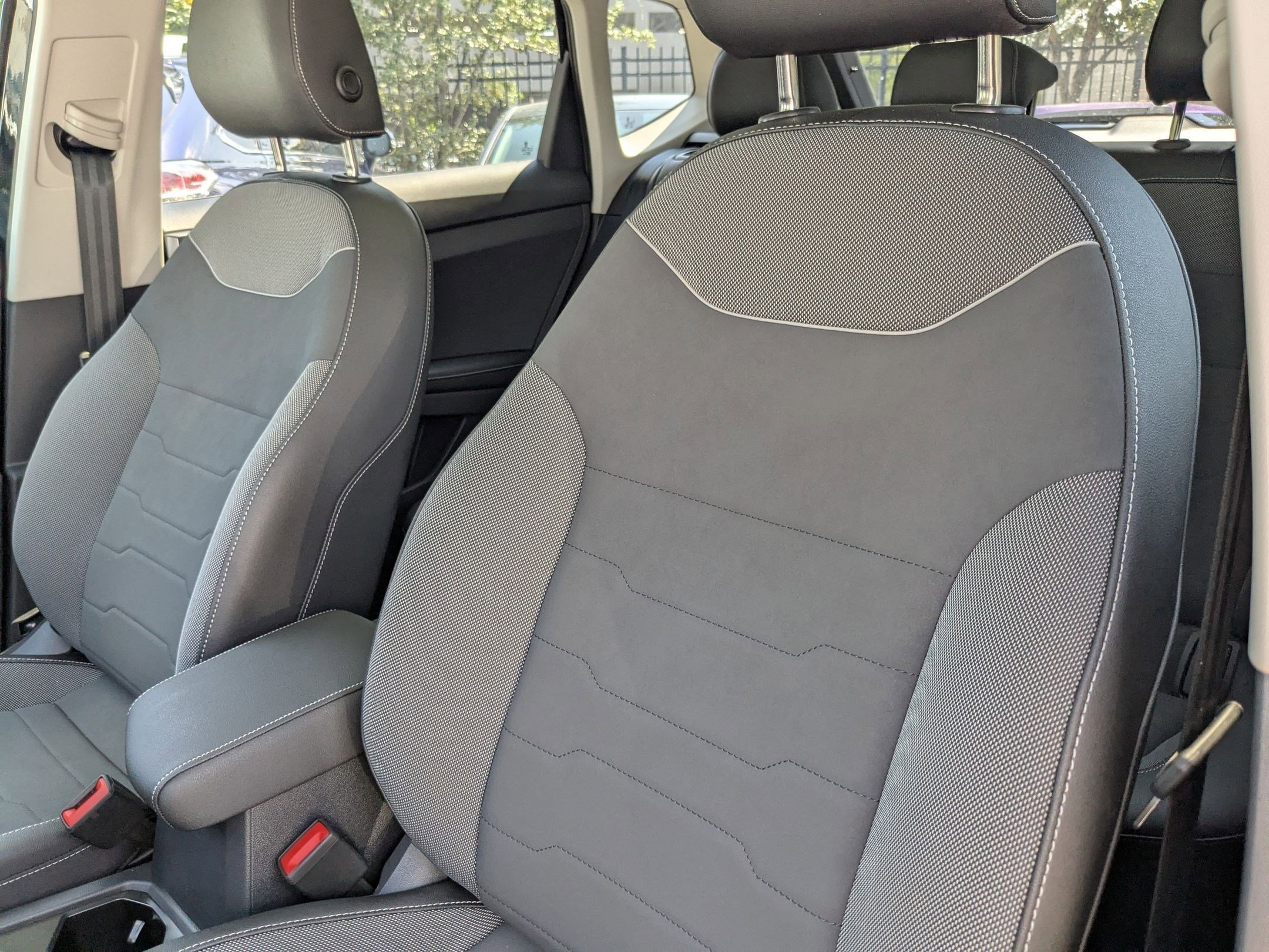 2025 Volkswagen Taos SE photo 4