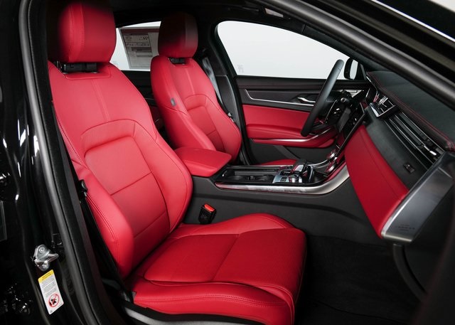 2024 Jaguar XF R-Dynamic SE photo 3