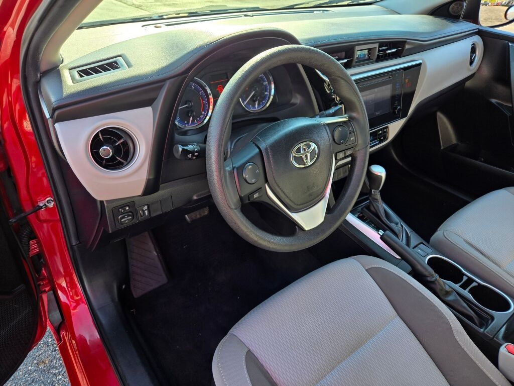 2019 Toyota Corolla LE photo 16