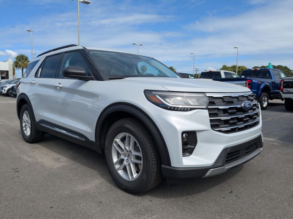 2025 Ford Explorer photo 2