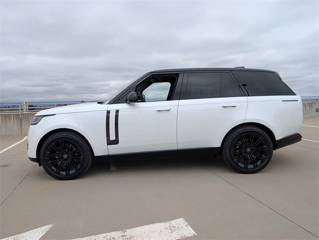 2025 Land Rover Range Rover SE photo 3