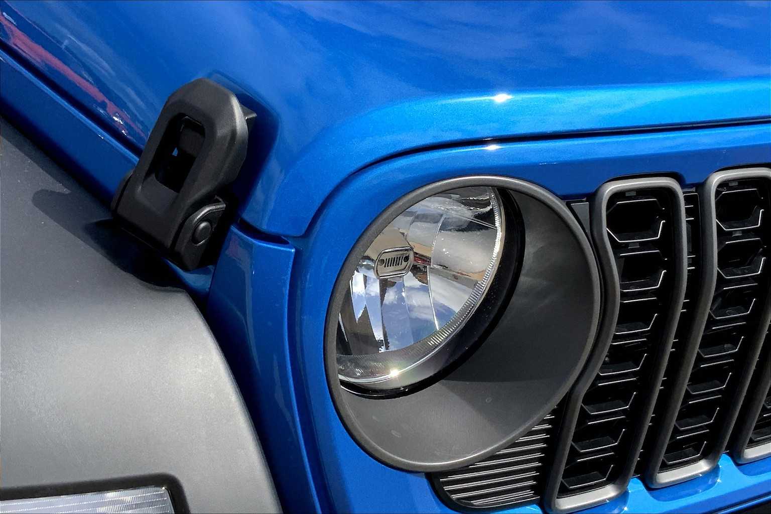 2025 Jeep Wrangler Sport S photo 12