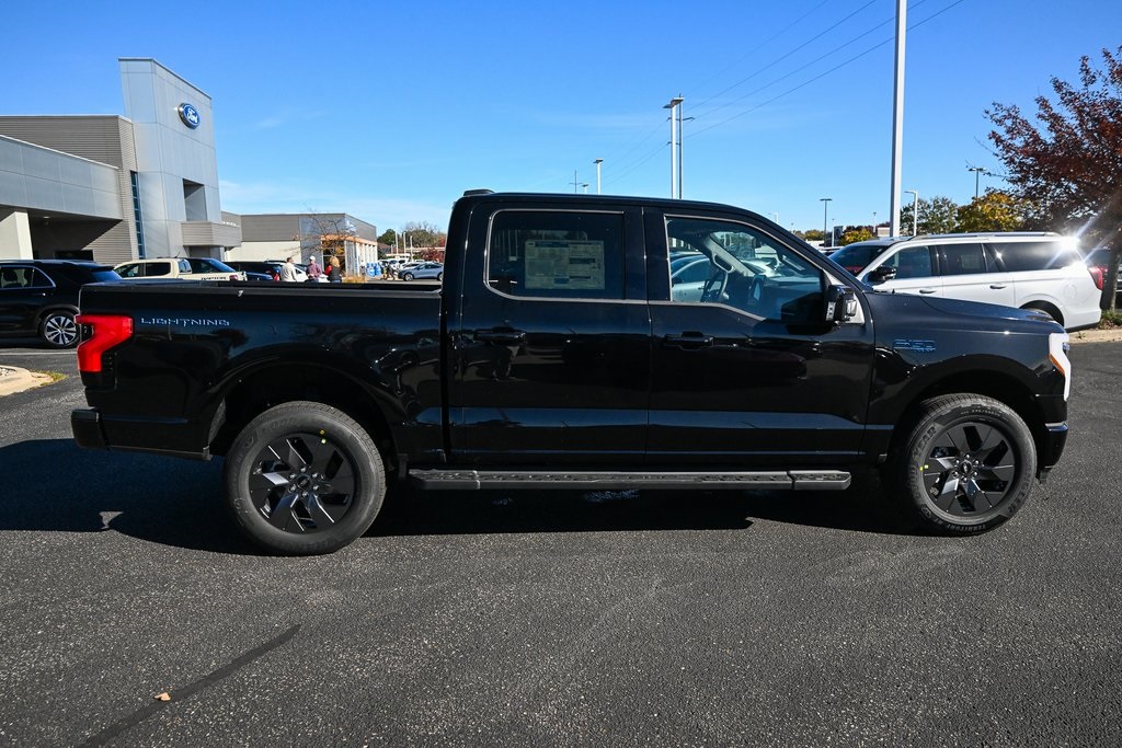 2025 Ford F-150 Lightning Lariat photo 2