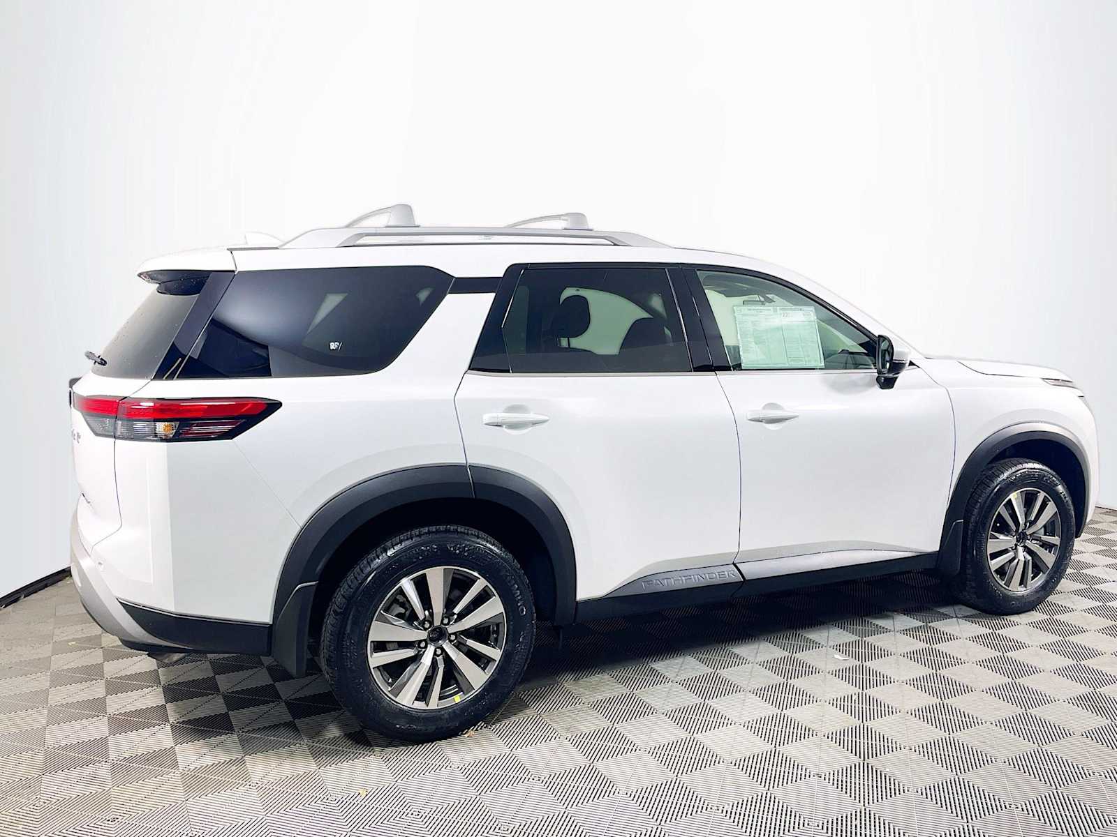 2025 Nissan Pathfinder SL photo 2