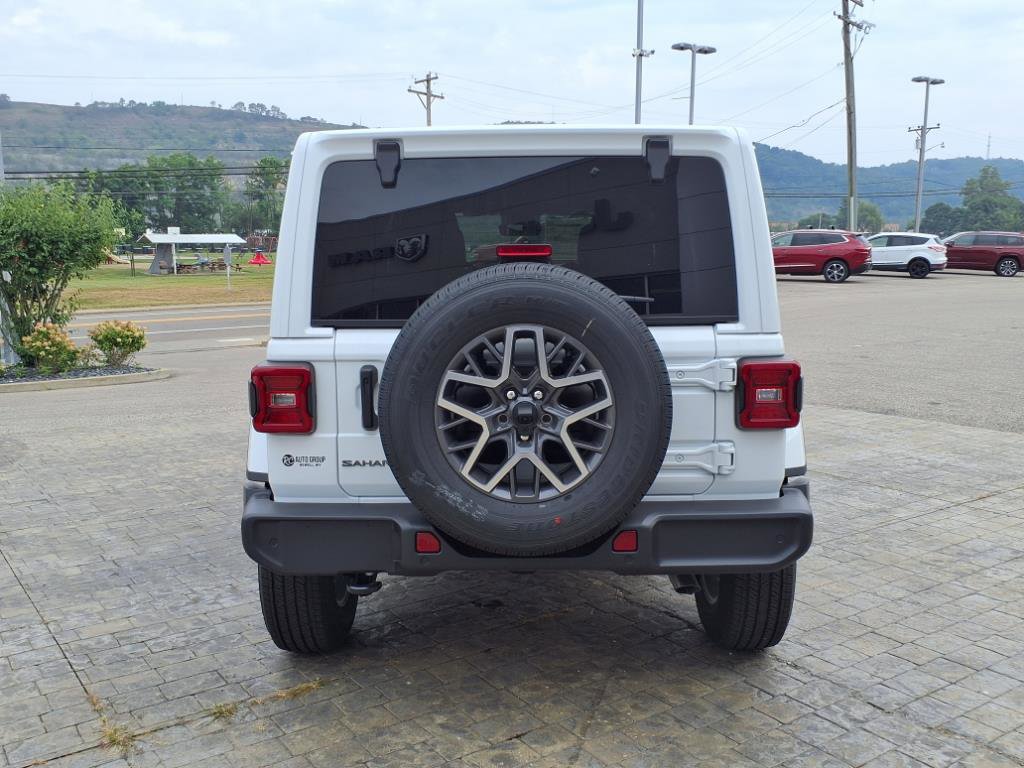 2025 Jeep Wrangler Sahara photo 4