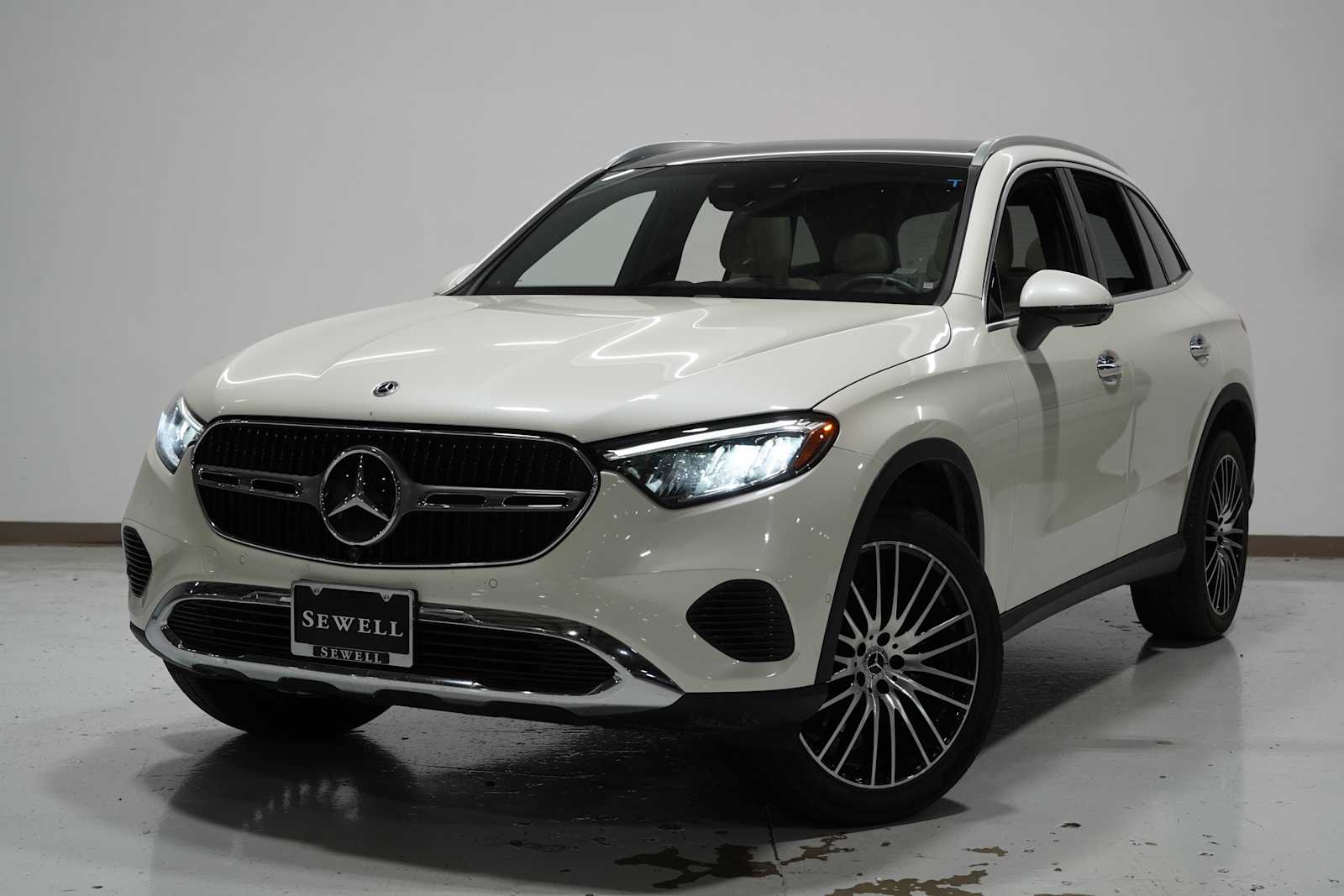 2023 Mercedes-Benz GLC GLC 300's photo
