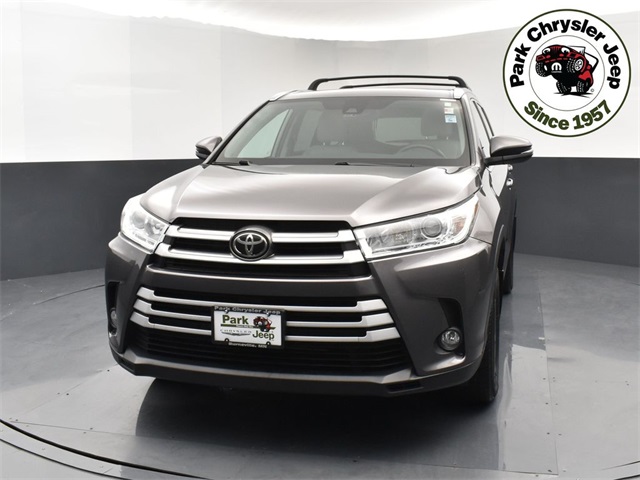 Used 2019 Toyota Highlander XLE with VIN 5TDJZRFH1KS727529 for sale in Burnsville, Minnesota