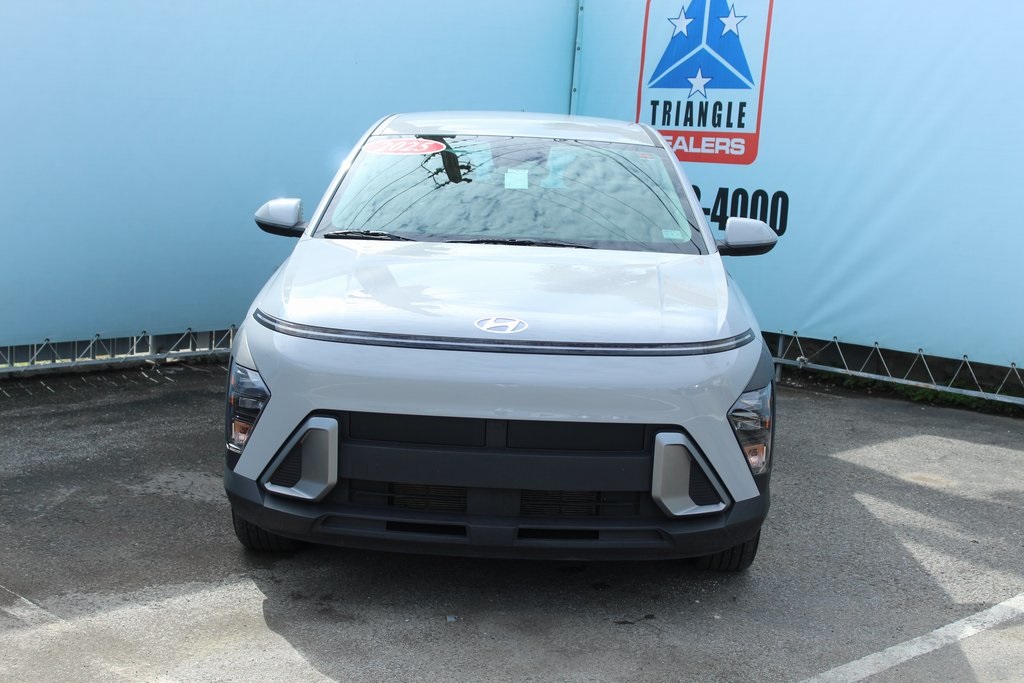 2025 Hyundai Kona SE photo 3