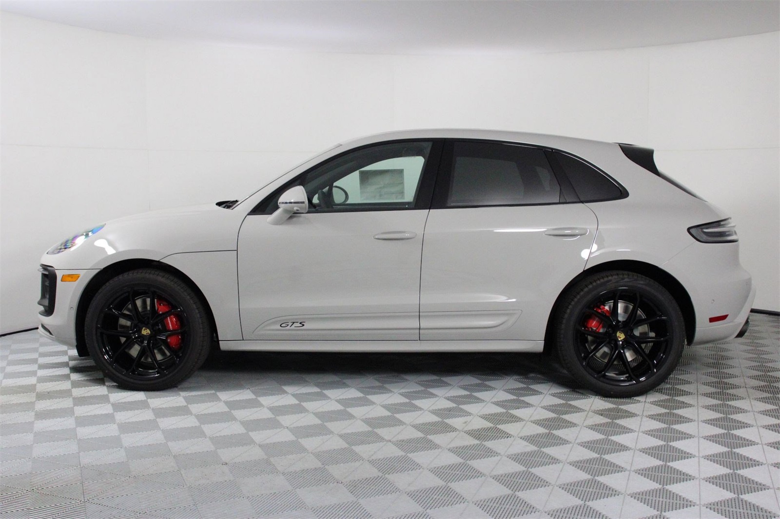 2026 Porsche Macan GTS photo 2