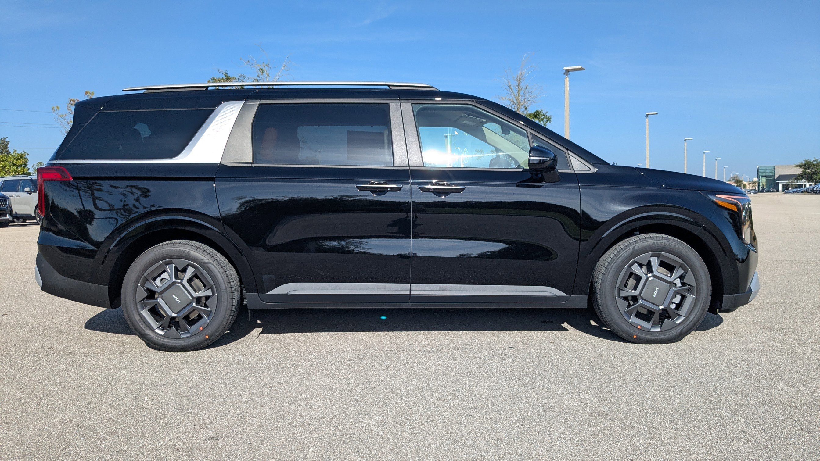 2026 Kia Carnival EX photo 3