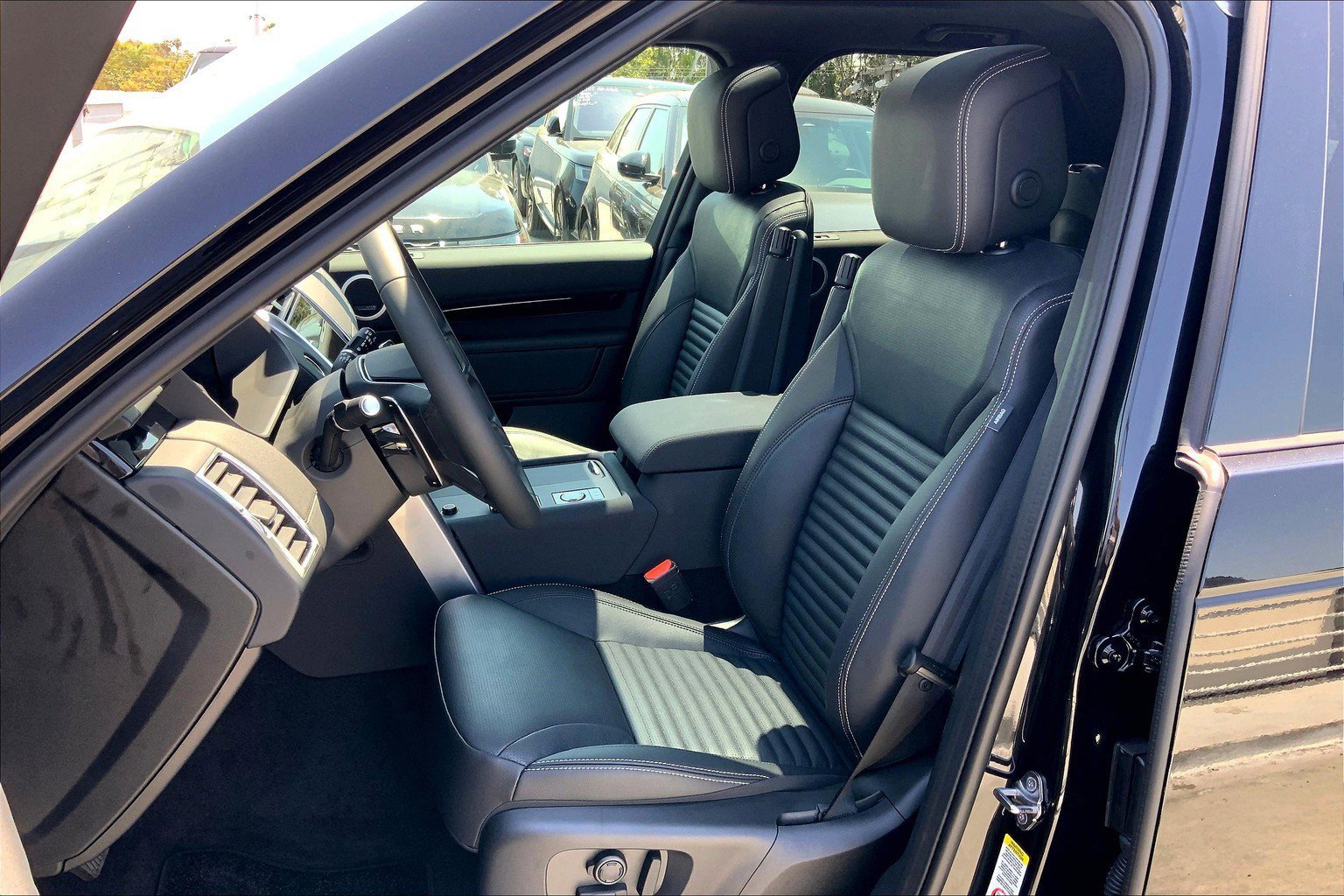 2025 Land Rover Discovery S photo 5