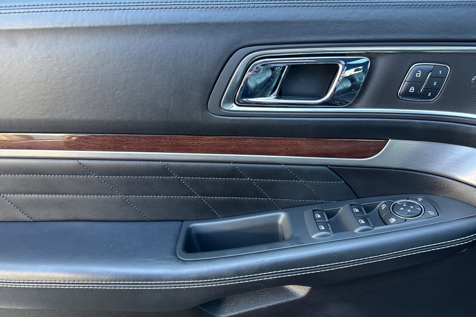2017 Ford Explorer Platinum photo 10
