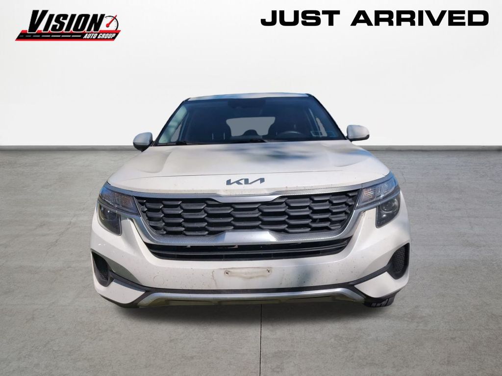 2023 Kia Seltos LX photo 2