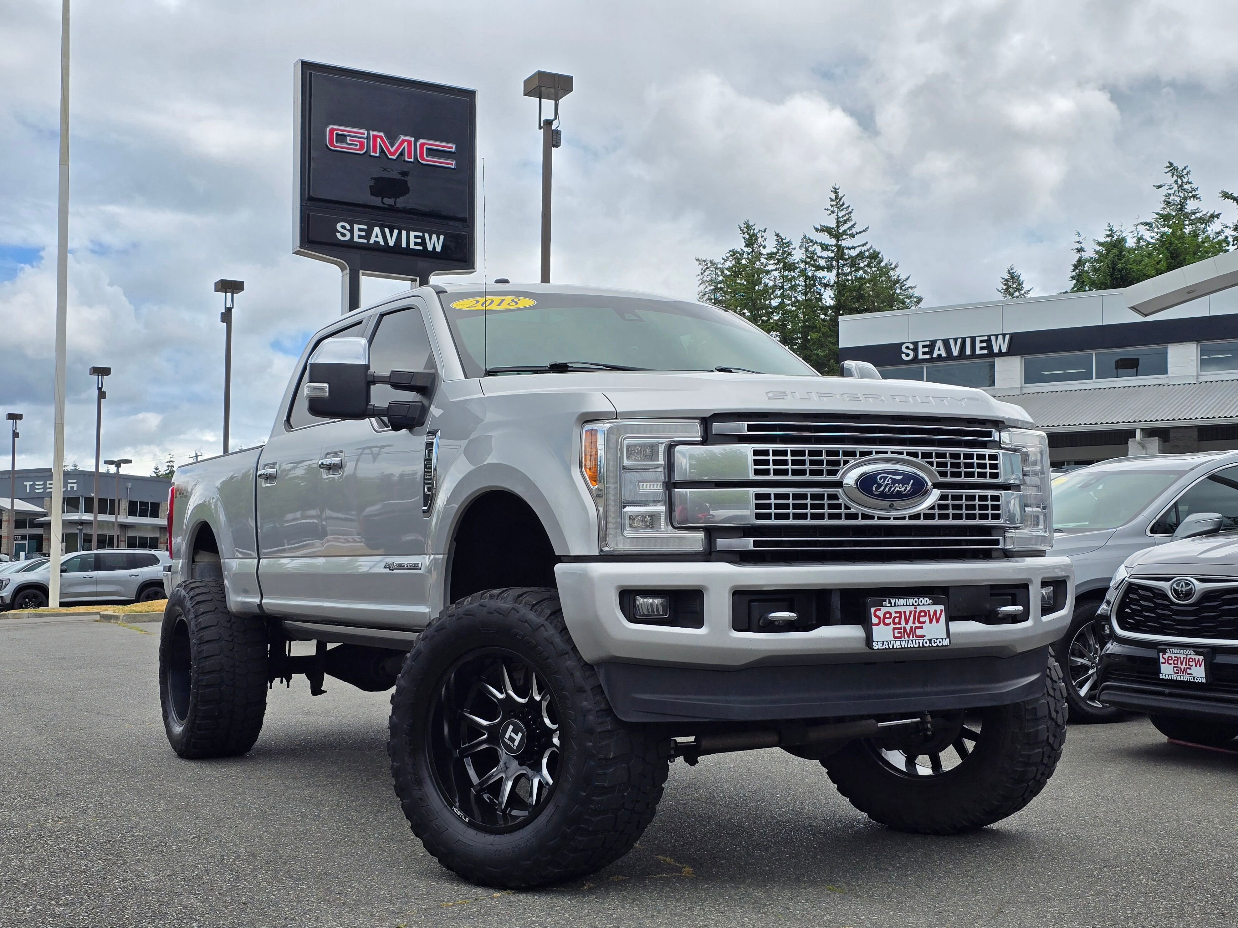 Used 2018  Ford XL image 1
