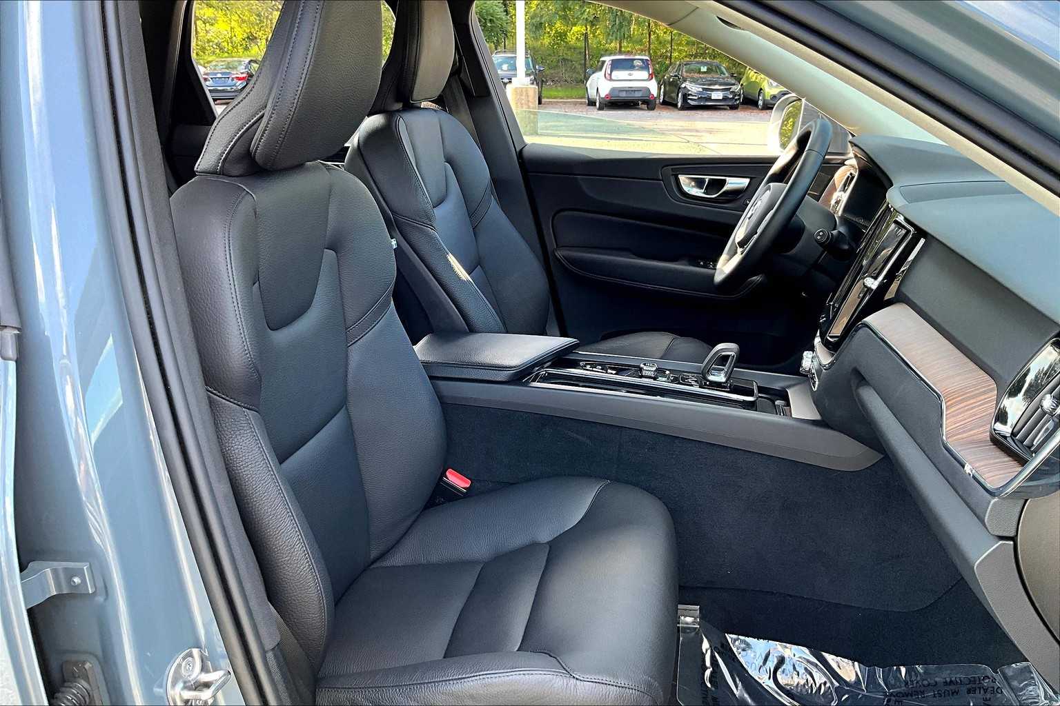 2022 Volvo XC60 Recharge Hybrid Inscription Expression photo 7