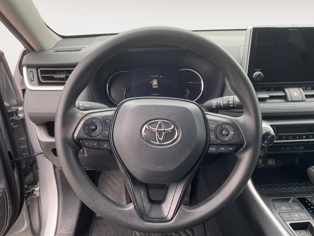 2024 Toyota RAV4 XLE photo 16