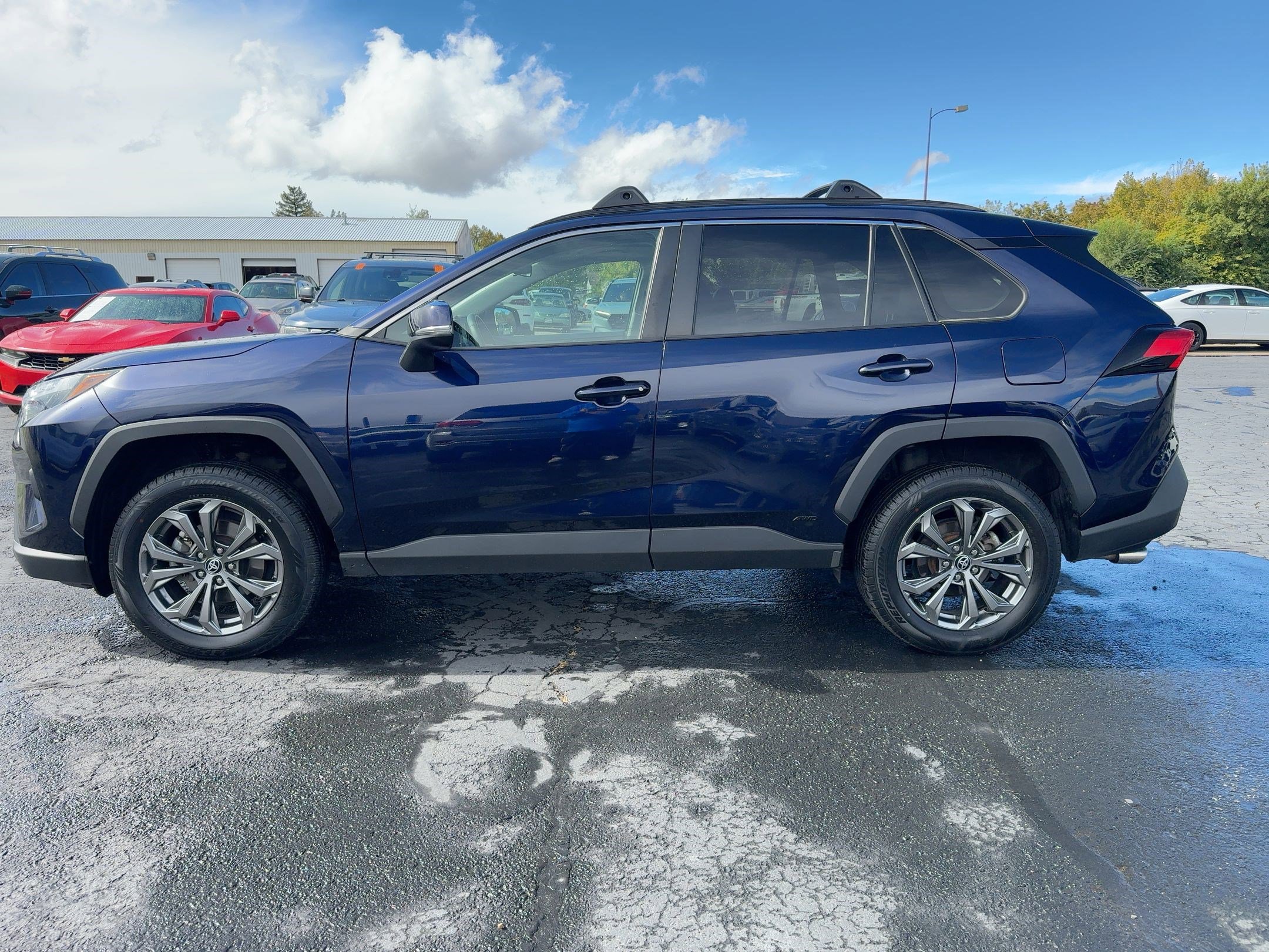 2022 Toyota RAV4 Hybrid XLE Premium photo 5