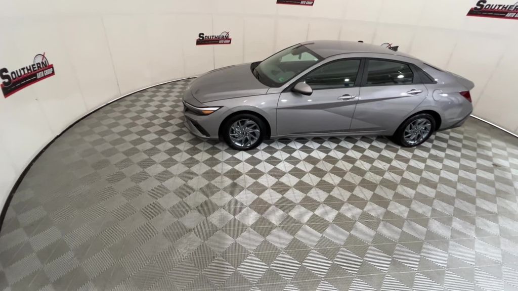 2024 Hyundai Elantra SEL photo 2