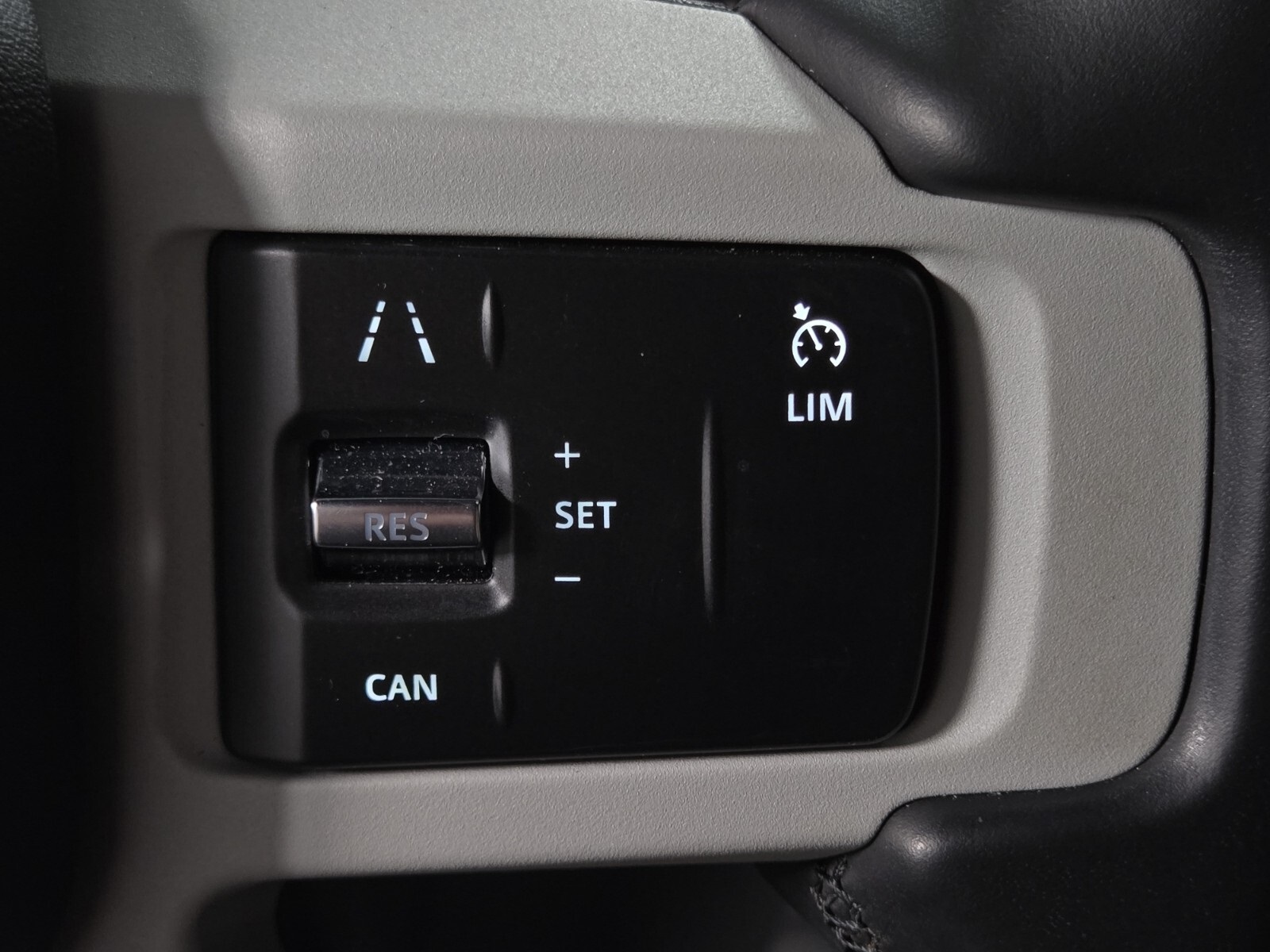 2023 Land Rover Defender 90 X-Dynamic SE photo 21