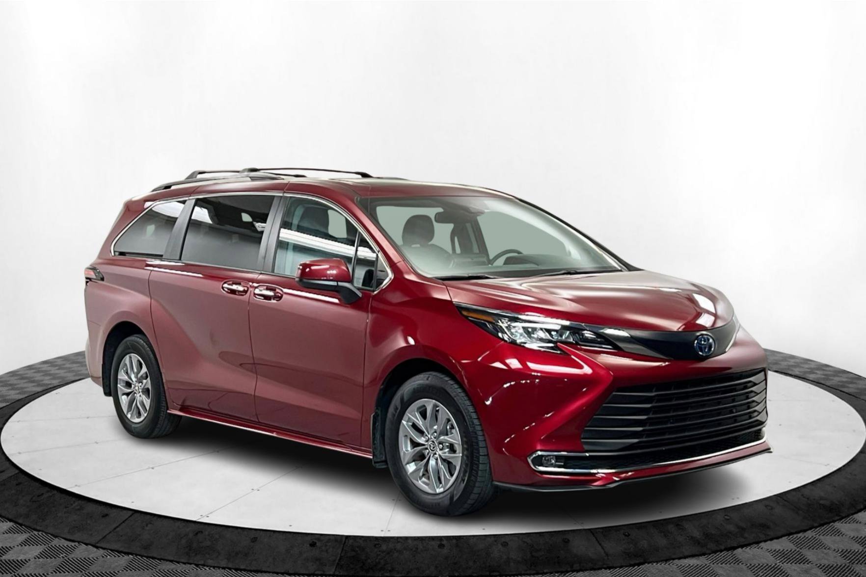 2023 Toyota Sienna XLE photo 7