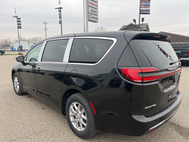 2026 Chrysler Pacifica photo 4