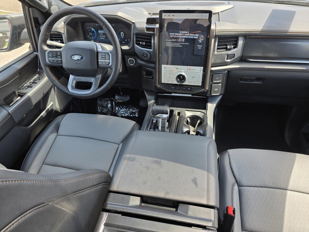 2025 Ford F-150 Lightning Lariat photo 13