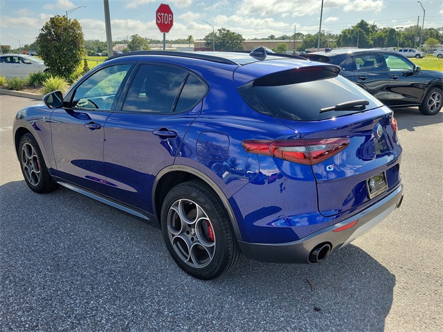 2022 Alfa Romeo Stelvio Ti photo 2