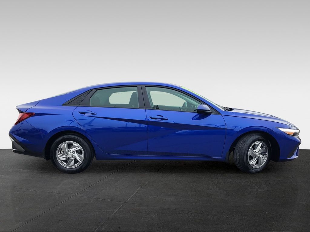 2025 Hyundai Elantra SE photo 2