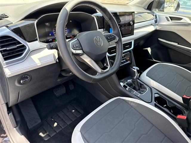 2025 Volkswagen Taos SE photo 30