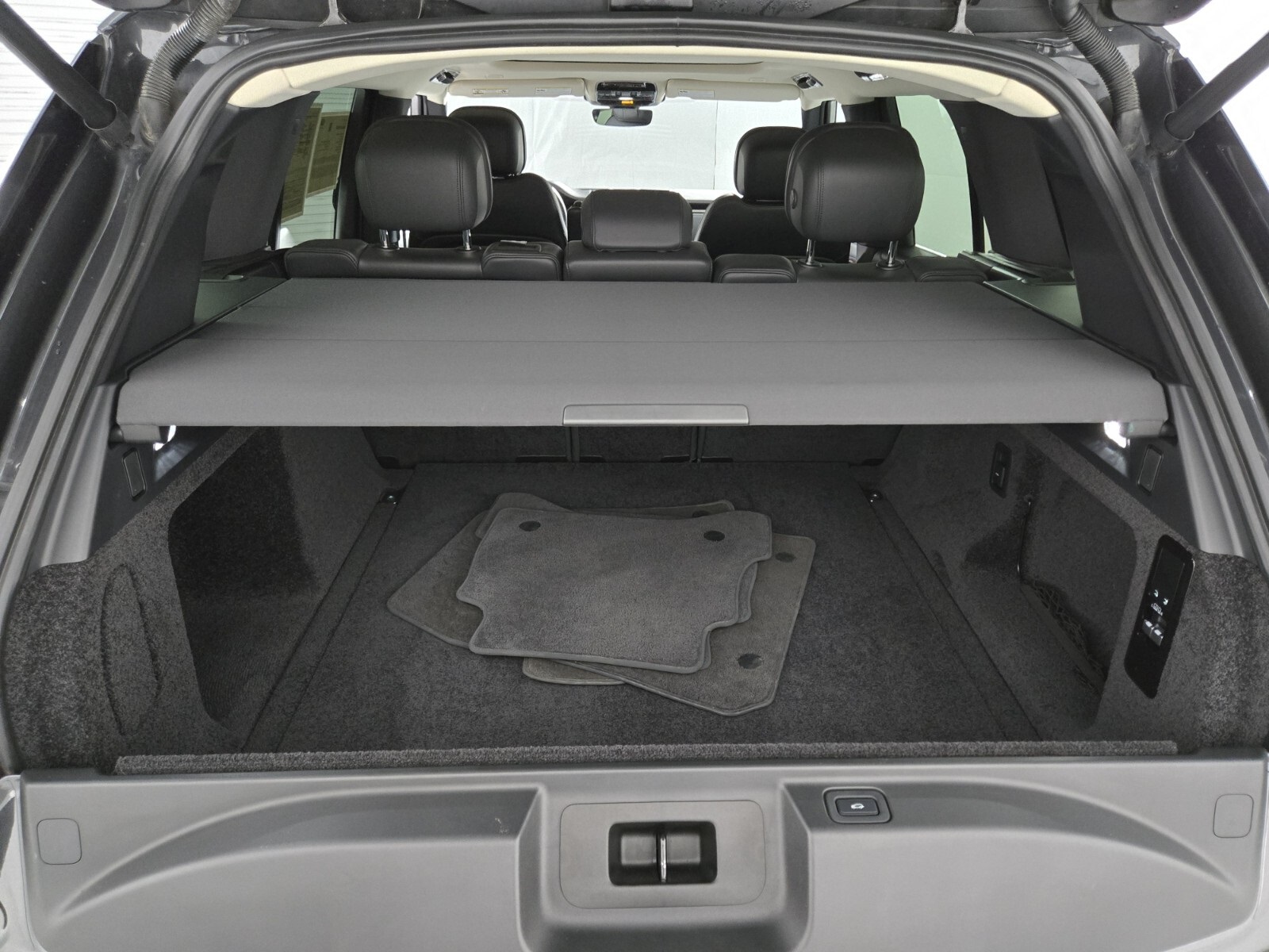 2023 Land Rover Range Rover SE photo 13