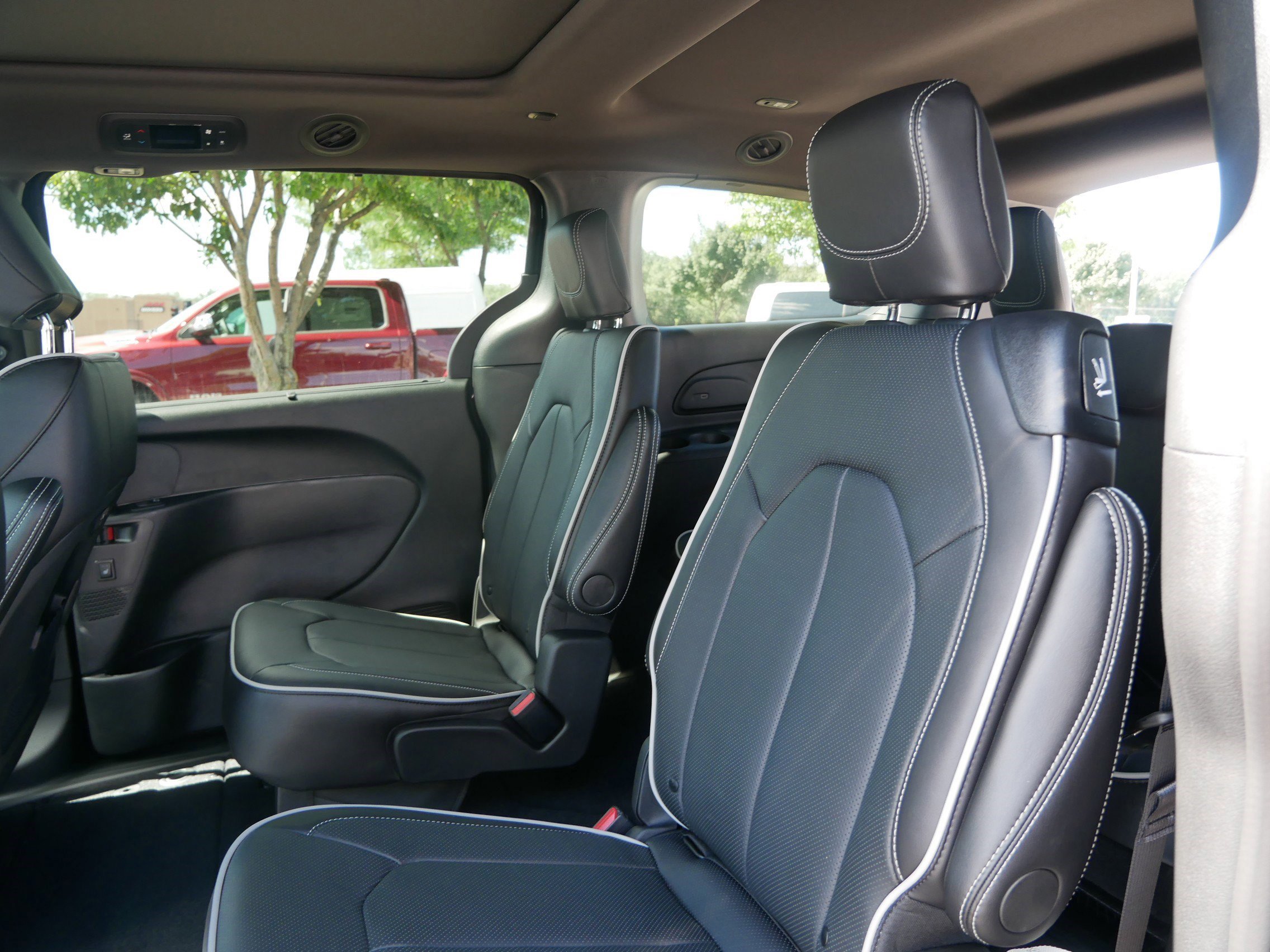 2026 Chrysler Pacifica Limited photo 9