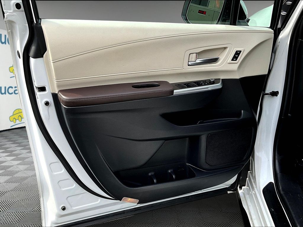 2022 Toyota Sienna Platinum photo 10