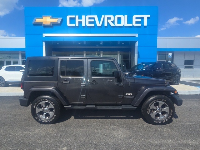 2017 Jeep Wrangler Unlimited Sahara photo 3