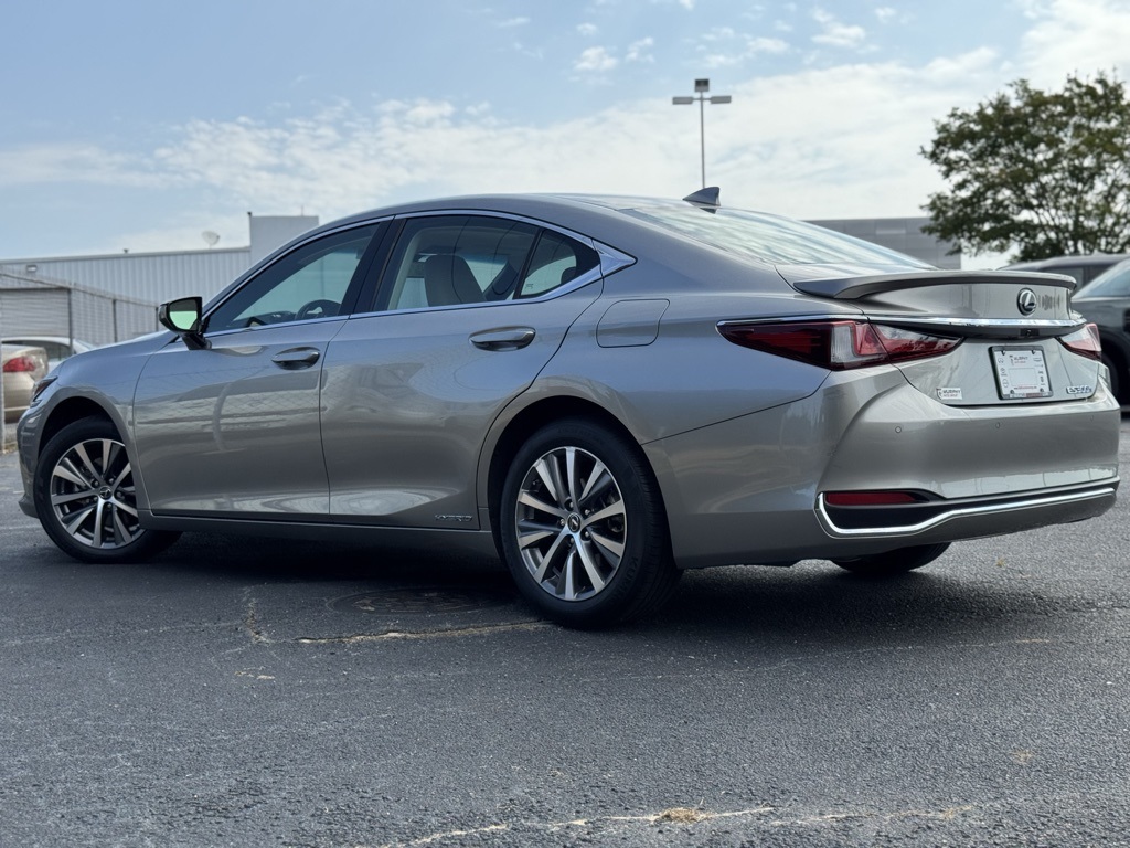 2021 Lexus ES 300h photo 2