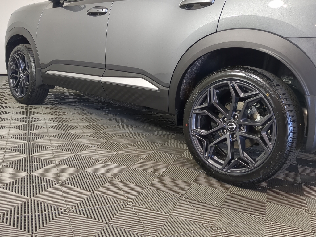 2026 Nissan Kicks SR photo 4