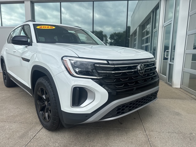 2025 Volkswagen Atlas Peak Edition SE photo 2