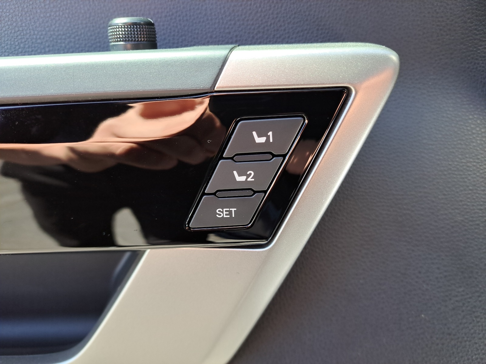 2025 Toyota Tundra Limited CrewMax photo 16