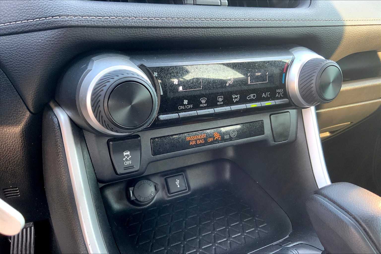 2021 Toyota RAV4 LE photo 33