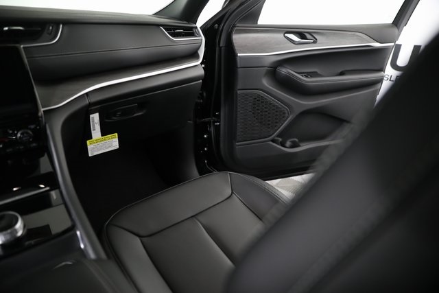 2025 Jeep Grand Cherokee Limited photo 17