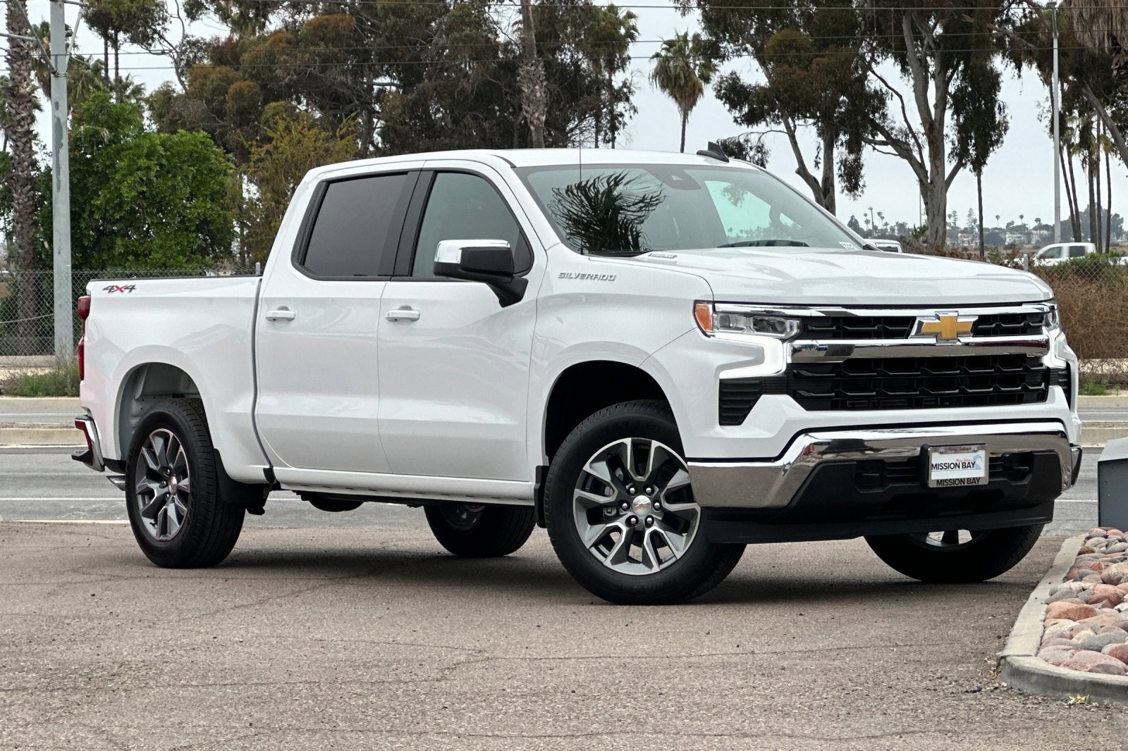 2025 Chevrolet Silverado 1500 LT photo 2