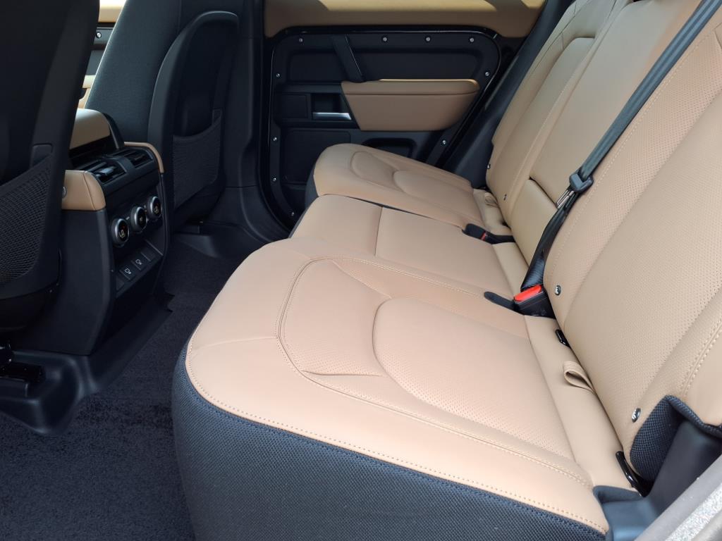 2025 Land Rover Defender 110 V8 photo 5